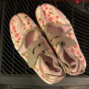 Nike Split Toe tennis shoes